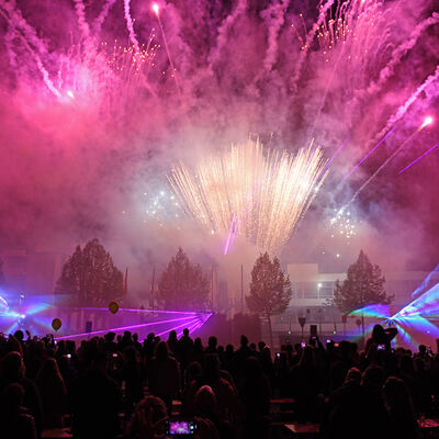 Menschenmenge, die das Feuerwerk und die Lasershow auf dem Marktplatz in Groß-Gerau im Rahmen des Frühlingserwachens 2023 beobachtet.