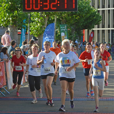 Läuferinnen bei der Überquerung der Ziellinie beim Stadtlauf GG läuft in Groß-Gerau.