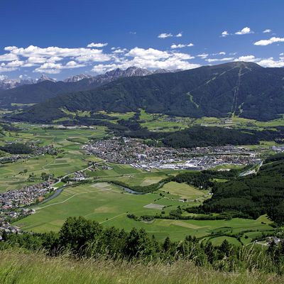 Luftaufnahme mit Blick auf Bruneck im Pustertal, Südtirol.
