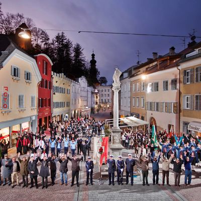 Große, stehende Menschengruppe in der Innenstadt Bruneck, Südtirol.