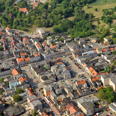 Luftbild mit Blick auf den Innenstadtbereich von Szamotuly, Polen.