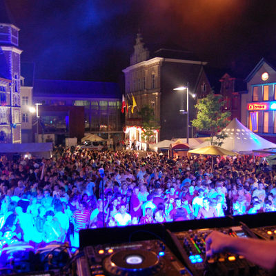 Blick von dem DJ-Pult in das Publikum bei einem Open Air Konzert in Tielt, Belgien.
