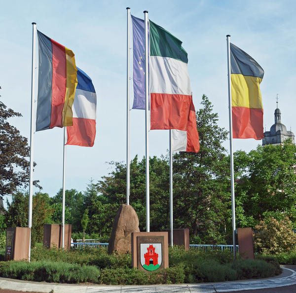 Europakreisel mit Flaggen und Wappen der f&uuml;nf europ&auml;ischen Partnerst&auml;dte