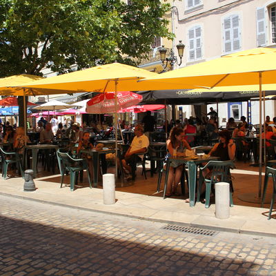 Café in der Innenstadt in Brignoles, Frankreich.