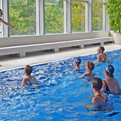 Schwimmgymnastik im Nicht-Schwimmerbecken des Hallenbads in Groß-Gerau.
