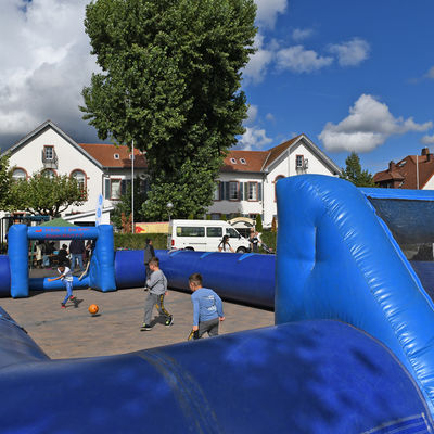 Großes aufblasbares Fußballfeld mit spielenden Kindern auf dem Marktplatz Groß-Gerau.