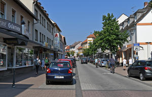 Blick auf die Darmstädter Straße in der Innestadt Groß-Geraus.