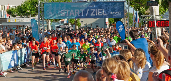 Startschuss f&uuml;r die vielen L&auml;uferinnen und L&auml;ufer beim Stadtlauf GG l&auml;uft auf dem Marktplatz in Gro&szlig;-Gerau.