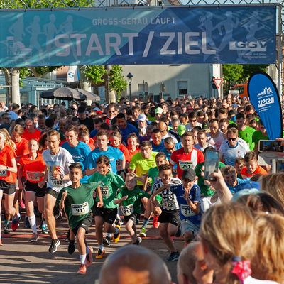 Startschuss für die vielen Läuferinnen und Läufer beim Stadtlauf GG läuft auf dem Marktplatz in Groß-Gerau.