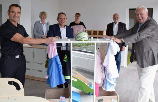 Mit Freude rollten die Vorstandsmitglieder der Rotary-Clubs - Pr&auml;sident Harald Lochmann, sein Amtsvorg&auml;nger Bastian Locher und Dierk Liess (im Vordergrund von links) - die Spiegelgarderobe in die neuen Kita-R&auml;ume. Dankbar f&uuml;r die Spende zeigten sich (im Hintergrund von rechts) Gro&szlig;-Geraus B&uuml;rgermeister Erhard Walther, die Leiterin der Kita M&uuml;hlbach, Sylke Sonderhoff, und Sybille Benstetter, Leiterin des kommunalen Amtes Kindertageseinrichtungen.
