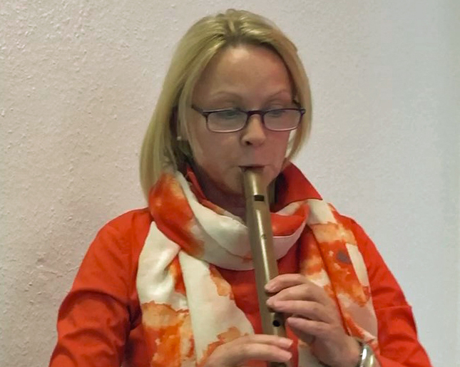 Musikschul-Dozentin Heike Seemann spielt auf einer Blockflöte.