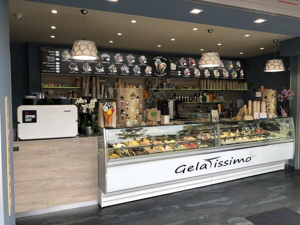 Eistheke der Eismanufaktur Gelatissimo.