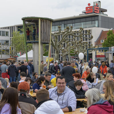 Menschenmenge auf dem Marktplatz beim Frühlingserwachen 2022.