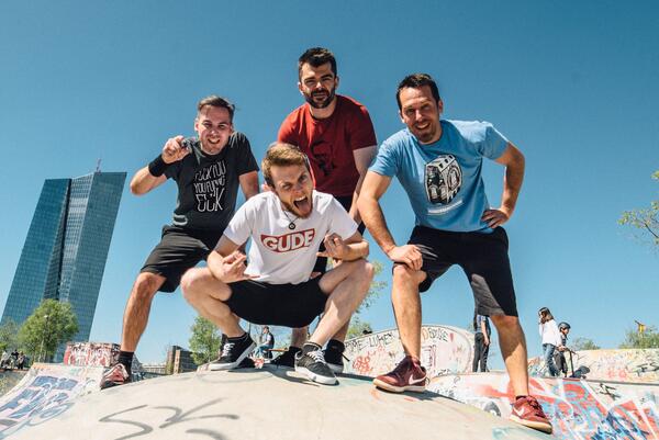 Die vier Jungs der &Auml;rzte-Tributeband und Tote-Hosen-Coverband "Alex im Westerland" auf einer Halfpipe in Frankfurt am Main.