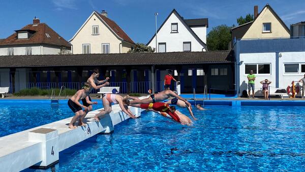 Freibader&ouml;ffnung 2022 Anschwimmen