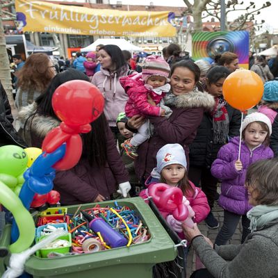 Ballonküstlerin knotet Ballons für Kinder beim Frühlingserwachen in Groß-Gerau.