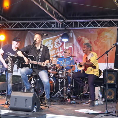 Die Musikband Orange Box musiziert auf der Bühne im Rahmen des Sommerfestivals GG LOKAL in Wallerstädten, Groß-Gerau.