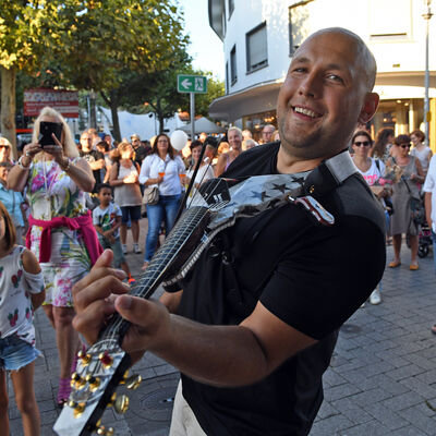 E-Violininen-Geiger auf der Straße vor Publikum.