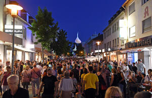 Menschenmengen in der Darmst&auml;dter Stra&szlig;e in der Gro&szlig;-Gerauer Innenstadt.