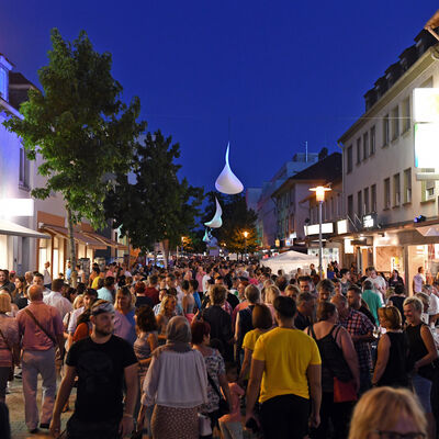 Menschenmengen in der Darmstädter Straße in der Groß-Gerauer Innenstadt.