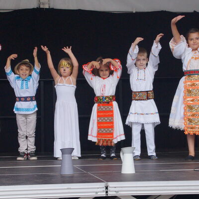 Tanzende Kinder auf eine Bühne im Rahmen der Interkulturellen Wochen.