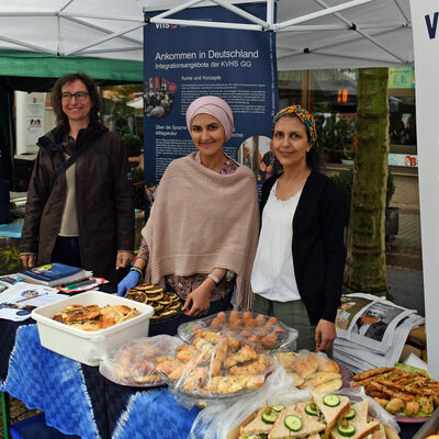 Drei Frauen präsentieren ihr selbstgemachtes Essen im Rahmen der Interkulturellen Wochen.