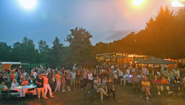 Publikum im Abendlicht beim Sommerfestival GG LOKAL in Wallerst&auml;dten, Gro&szlig;-Gerau.