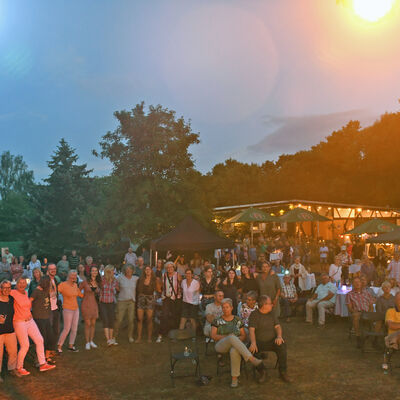 Publikum im Abendlicht beim Sommerfestival GG LOKAL in Wallerstädten, Groß-Gerau.