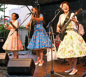 Die drei Musikerinnen der Wonderfrolleins mit ihren bunten Petticoats auf der B&uuml;hne beim Sommerfestival GG LOKAL in Gro&szlig;-Gerau.