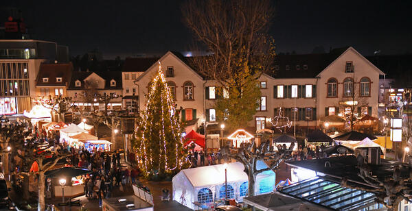 Blick von oben auf den Weihnachtsmarkt mit dem geschm&uuml;ckten Weihnachtsbaum in Gro&szlig;-Gerau.