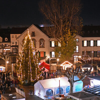 Blick von oben auf den Weihnachtsmarkt mit dem geschmückten Weihnachtsbaum in Groß-Gerau.