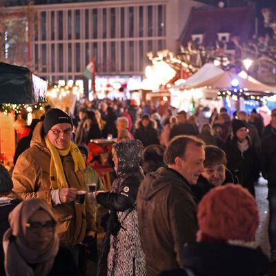 Menschenmassen auf dem Weihnachtsmarkt in Groß-Gerau auf dem Marktplatz.