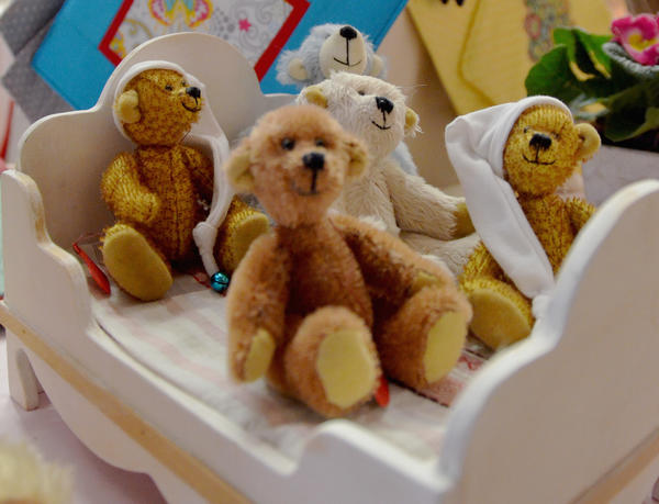 Handgefertigte Teddybären in einem Puppenbett