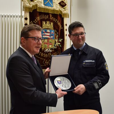 Freiweillige Feuerwehr erhält Ehrenplakette des Landes Hessen