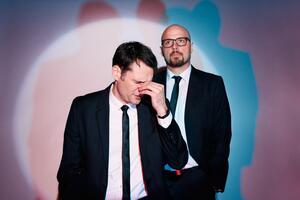 Pressefoto der beiden Bandmitglieder von Welthits auf Hessisch.