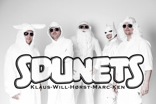 Pressefoto der fünf in weiß gekleideten Bandmitglieder von SDUNETS.