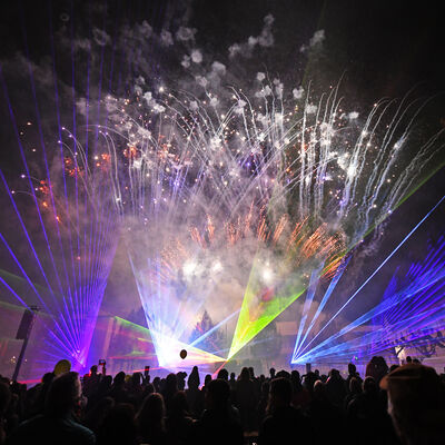 Menschenmenge, die das Feuerwerk und die Lasershow auf dem Marktplatz in Groß-Gerau im Rahmen des Frühlingserwachens 2023 beobachtet.
