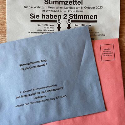 Abbildung der Wahlumschläge sowie des Stimmzettels für die anstehende Wahl des Hessischen Landtags.