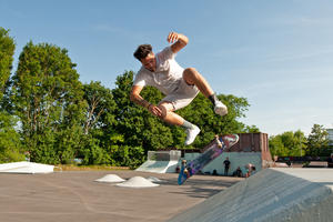 Sprung eines Skateborders im Skatepark Groß-Gerau auf einer Rampe.