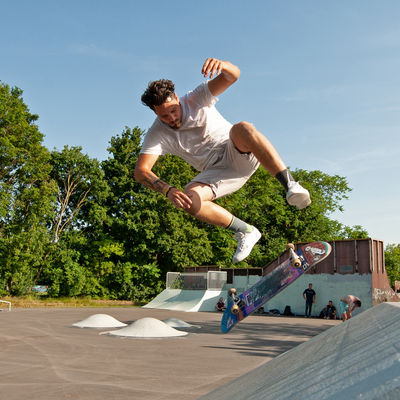 Sprung eines Skateborders im Skatepark Groß-Gerau auf einer Rampe.