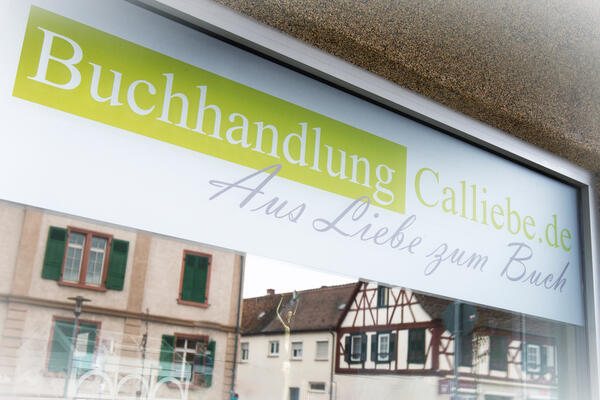 Schaufenster der Buchhandlung Calliebe mit deren Logo.