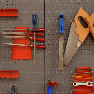 Wandtafel mit Werkzeug für die Nachwuchs-Handwerker in der Kita "Steinstraße".