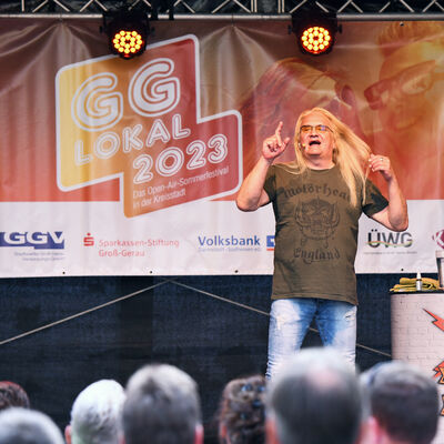 Comedian Sven Hieronymus auf der Bühne im Rahmen des Kultursommers GG LOKAL in Groß-Gerau.