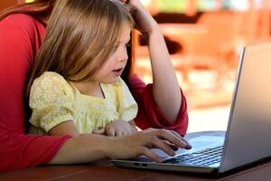 Mutter mit Kind und Computer