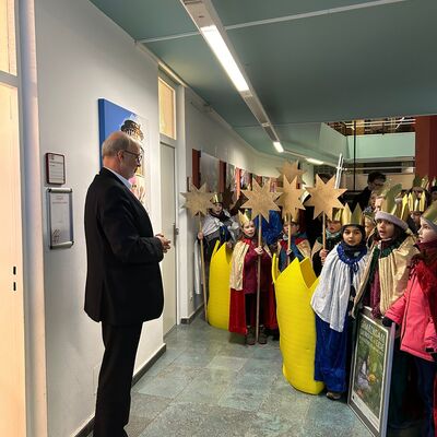 B&uuml;rgermeister Erhard Walther empf&auml;ngt die Sternsinger vor seinem B&uuml;ro im Stadthaus Gro&szlig;-Gerau.