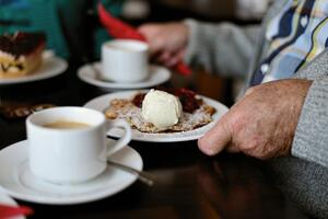 Senioren treffen sich zu Kaffee und Kuchen und geselligen Stunden.