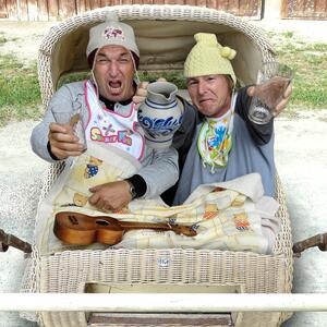 Das Mundart-Duo Klaus Lohr und Franz Offenbecher sitzend im Kinderwagen mit Bembel in der Hand und Gitarre auf dem Scho&szlig;.