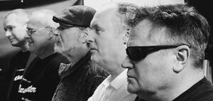 Die f&uuml;nf Musiker der Band Bluesmaster im Seitenprofil.