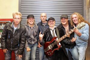Die sechsk&ouml;pfige Band AB/CD.