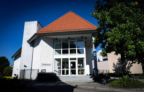 Blick auf den Eingang der Stadtb&uuml;cherei Gro&szlig;-Gerau.